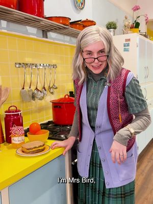 Let Mrs Bird talk you through making the perfect marmalade sandwich! Are you crusts on or crusts off? 🍊🥪 #ThePaddingtonBearExperience 