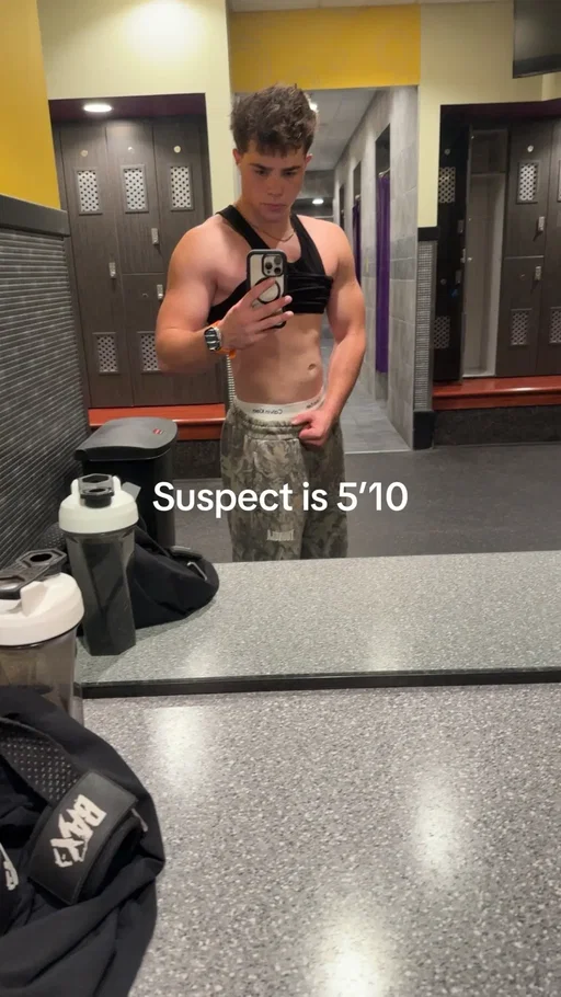 Picture from a while ago, back is bigger now#fyp #bodybuilding #wings #gym 