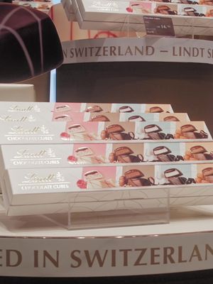 ✨ Entdecke die neuen Lindt Chocolate Cubes – exklusiv in unseren Lindt Shops und im eShop erhältlich und mit viel Liebe in der Schweiz handgefertigt 🍫. 🎁 Das perfekte Geschenk zu Weihnachten – für deine Liebsten oder einfach zum Selbstverwöhnen.   ✨ Découvrez les nouveaux Lindt Chocolate Cubes – disponibles exclusivement dans nos Lindt Shops et sur notre eShop, fabriqués avec amour en Suisse 🍫. 🎁 Le cadeau parfait pour Noël – pour vos proches ou simplement pour vous faire plaisir. #lindt #lindtswitzerland #chocolatecubes