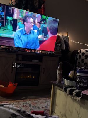 Update 16! (Sorry the color is really strange in this for some reason) @jessegraybill watching Friends for the first time! #Friends #watchingforthefirsttime #monicashair #phoebeanddavid #rachellikesjoey