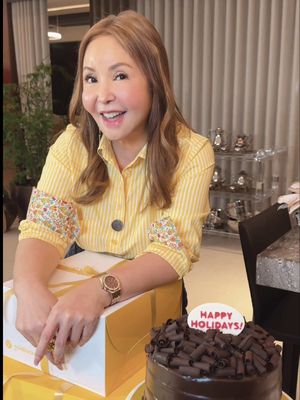 It’s the SZN to be jolly and the SZN for Christmas parties!! You know me, I love hosting and this year I want to have the BEST CHRISTMAS EVER! 💛 Nothing completes my holiday handaan like #GoldilocksPH Cakes and Food Trays 💛 complete ang Christmas feels with @goldilocksph ! 💛