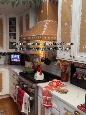 #UltaBeautyPartner I obviously had to throw a gingerbread house party in my gingerbread house! I gave everyone gift bags from @Ulta Beauty and had so much candy, so everyone could get very creative! Send this to someone you want to decorate gingerbread houses with! 