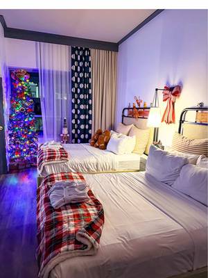 🗣️ These might be Raleigh‘s only Holiday themed hotel rooms (that WE know of)! Check out The Casso Hotel Raleigh! 😊  ••••••••••••••• 📍 The Casso Raleigh  603 W Morgan St, Raleigh, NC 27603 ••••••••••••••• THE BEST PART? When your stomach starts screaming for dinner, just take the elevator down and visit one of downtown’s best hotel dining spots, Good Day Good Night Raleigh! #nccheck #nctiktok #northcarolina #fyp #raleighnc 