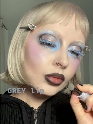 GREY lip combo for this winter makeup 🩶❆.ೃ࿔*:･ #lipcombo #cooltonedmakeup 