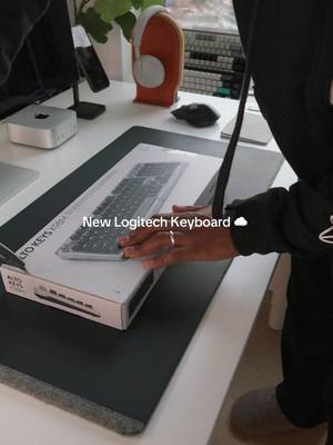This maybe the coolest keyboard I’ve unboxed in a while. #keyboard #mechanicalkeyboard #amsr #logitech #unboxing 