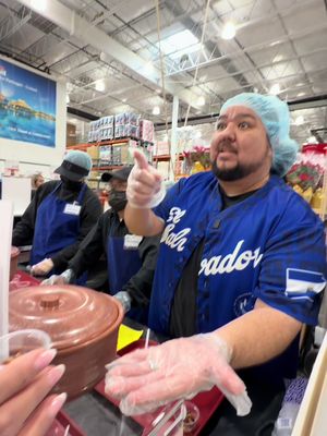 En el costco con productos salvadoreños y las famosas manis de @MisRaicesSalvadoreñas🇸🇻 #costco #frijoles #perla @Amerisal Fooods LLC 