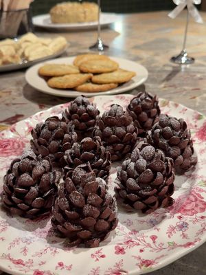 Choc pine cones !!🌲🍫🌟 So fun to make and so fun to eat, too. They travelled really well and went down a treat at the @raybanmeta Friendmas last night which was so bloomin’ fun. Essentially our content creator / self employed Christmas party full of games and laughter - loved it 💌 The recipe for the chocolate cake is on p. 184 of my cookbook, which is available via the link ♥️ #healthyish #festivebaking 