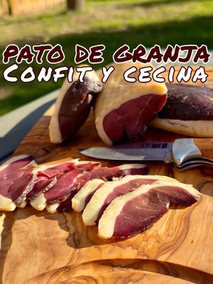 🦆PATO DE GRANJA🦆 “Confit y Cecina” Vaya joya de animal pude comprar en una granja local, criado en libertad y muy bien alimentado. Delicatessen que saben mejor hechos en casa ¡Y MÁS BARATOS! Confit, “jamón” de pato y en el siguiente video veréis lo que se viene con el foie😏 perfectos para navidad . . #pato #magret #confit #Receta #jamon 