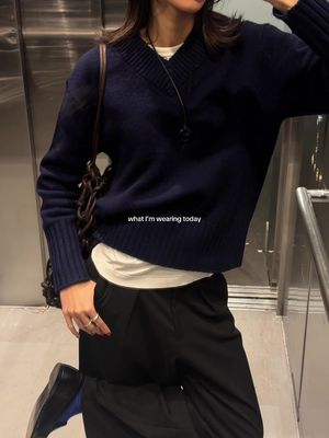currently obsessed with a good v neck wool jumper #outfitdetails #winteroutfit #sweaterstyle #londonoutfits #casualoutfits 