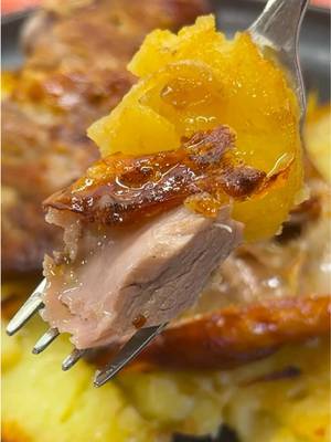 ¿Has probado alguna vez una paletilla de cordero tan jugosa y tierna que casi se deshace al mirarla? Pues apúntate ésta, con sus patatas panaderas y cebollita empapadas con todo el sabor, es justo ese plato que estabas buscando esta Navidad. Lo haces sin esfuerzo, disfrutas sin culpa y recuerdas toda la semana. Guárdatela para sorprender estas fiestas!! • INGREDIENTES: 2 paletillas (1 kg aprox. cada una) 8 patatas 2 cebollas 300 ml. sidra Sal y pimienta negra 6 ajos AOVE • Corta la cebolla en pluma y las patatas panaderas de un grosor de un centímetro. Ponlas en un bowl amplio con sal, pimienta y un chorrito de aceite de oliva virgen extra, mezcla bien y colócalas extendidas en una bandeja de horno a modo de “cama”.  Ahora, machaca los ajos con un poco de aceite y mezcla hasta obtener una especie de pomada. • Masajea bien las paletillas con esta mezcla, colócalas sobre la cama de patatas y cebolla en la bandeja. Lleva al horno 1 hora y veinte minutos a 160º (a mitad de cocción dales la vuelta). Cuando haya pasado el tiempo, sube la temperatura a 220º y dora las piezas durante 20 minutos. Más fácil y rico, imposible. •