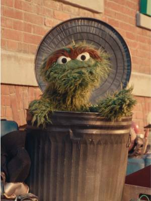 #oscarthegrouch might love the smell of trash, but with odor-controlling Glad Cherry Blossom, you don’t have to. ©2025 Sesame Workshop.