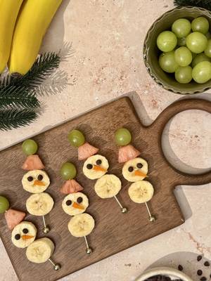 The cutest seasonal treat you’ll want to make for yourself, your friends, or your little ones on repeat. ⛄️🍌 Grab some Pinkglow® Pineapple and Fresh Del Monte fruit to bring this snowman to life! #DelMonte #FreshDelMonte #FreshFruit #HealthyLiving #bananasnowman  