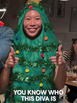 who has two thumbs and a favorite holiday? #holidays #tree #diva 