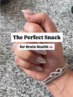 The perfect snack for brain health doesn’t exist? Think again! This is my fave combo 🧠🤌🏾 #brainhealth #snacks #midafternoonsnack #snacksforbrainhealth 