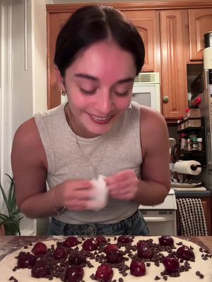 MAKING AN ELOISE CHERRY CHOCOLATE SOURDOUGH LOAF 🍒 🍫 this might be my least chaotic video yet #sourdough #eloise #sourdoughstarter #sourdoughbread #breadmaking 