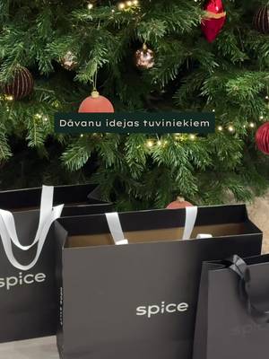 Mēs jau visi īstenībā zinām, ko mūsu tuvinieki visvairāk vēlas svētkos — kopā būšanu, siltumu un to sajūtu, ka par viņiem ir padomāts. ✨ Bet mazāks vai lielāks pārsteigums kā žests arī ir svarīgs, tas piešķir svētkiem īpašu mirdzumu. Dziļi sirsniņā tu jau zini, ko grib mamma, kas brālim noteikti patiktu un kas draugam uzburtu smaidu. Bet, ja pietrūkst ideju, te nāk talkā mazs ceļvedis ar dārgumiem, ko vari atrast T/C Spice. 🎁🎅