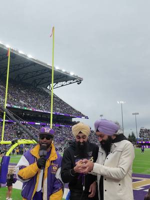 Amazing Race winners Jag & Jas Bains in the house! 🙌 #GoHuskies #amazingrace @Jag Bains @jasmairbains 