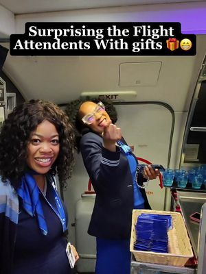 Surprising flight attendents with some well deserved Christmas gifts 🎁 #christmassurprise #flightattendent 