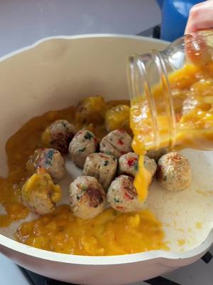 Real ingredients you can see! Our Organic Spinach & Red Pepper Chicken Meatballs bring bold flavor and clean protein to your favorite pasta dishes.