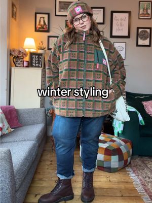 ☃️ DAY 4 ☃️ Is it really winter if you haven’t whacked out the fleece yet?! The perfect chilled, casual outfit for chilly winter activities if you ask me! Btw the HEAT this fleece generates is actually obscene, it’s legit perfect for living in Scotland 👌 Fleece & Hat @Lazy Oaf (pr) Jeans SUPPERRRR old curvissa  Tee @simplybeuk  Boots @Dr. Martens  Tote @American Apparel (I bought this in NYC when I was 18!! It’s literally vintage now 😂) #plussizefashion #plussize #winterstyle #lazyoaf #winteroutfitideas 