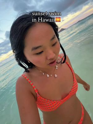 sunset swim in Hawaii 🌅 #sunsetswim #sunsetdunk  #livinginhawaii #hawaiilife #hawaiivlog 