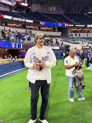 Jacob Eason playing catch on the sidelines before the LA Bowl #GoHuskies 