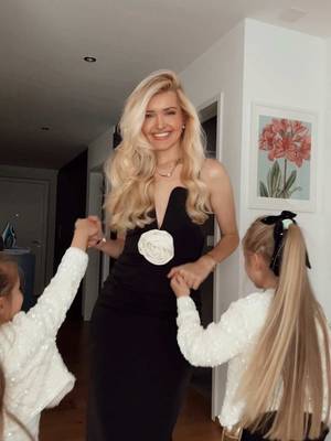 AD Getting ready for a festive dinner… all wearing @H&M ❤️ My girls picked their outfits alone. They were searching for lots of glitter and they found it😅 And I just matched with a black and white dress✨ We are so ready for all the parties😂