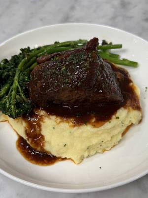 Braised Short Ribs with Chive Mashed Potatoes and Broccolini. A warm comfort meal perfect for the holiday season.  #food #Foodie #EasyRecipe #holidays #shortribs 