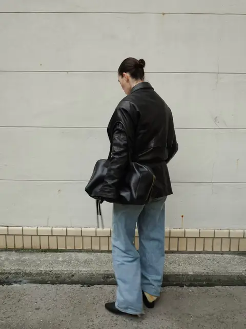 City stroll winter look wearing leather jacket with cinched waist, my fave blue jeans from @Citizens of Humanity, new shearling boots from @TOTEME and my most worn bag from Frenzlauer 🖤 #styleinspo #winterstyle #chiclook #pinterestinspo #copenhagenstyle 