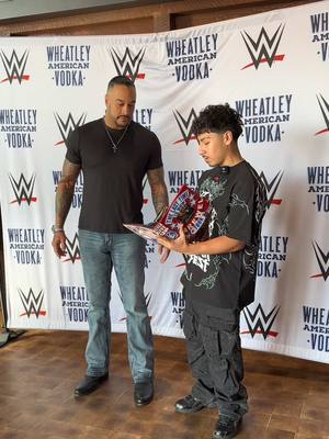 Meeting Damian Priest and taking a Polaroid for John cenas album @Civil Regime @WWE @Damian Priest @WWE on NETFLIX @WWE Español @Polaroid @TKO #WWE #damianpriest #polaroid 