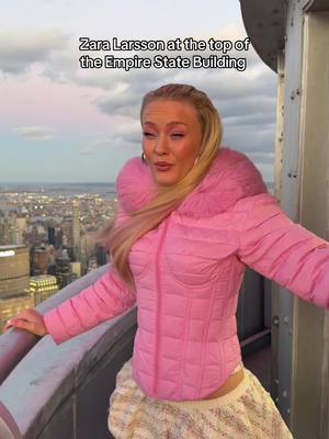 SHE MADE IT TO THE TOP #newyork #empirestatebuilding #nyc #christmas #zaralarsson @Zara Larsson 
