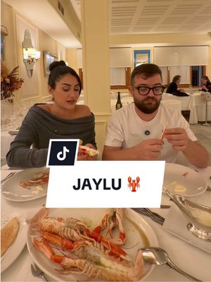 No hay fallo en un restaurante como este si lo que buscas es productazo! 🦞 JAYLU @Cocituber  📍Lopez de Gomara, 19, Sevilla Ubicado en una calle de bares tradicionales aparece esta joya.  Calidad y profesionalidad en cada gesto de sus camareros y cocineros. Gracias a Manuel, Marco y equipo 💙 #jaylu #sevilla #bares #restaurante #navidad 