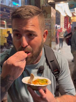 Probando comida callejera en las calles de la India 🇮🇳 Gracias @FLY TRAVEL ✈️✨ por hacer esta experiencia posible y llevarme a este rincón del mundo ❤️ #india #comidacallejera #delhi