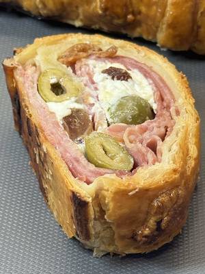Un riquísimo pan de jamón!😋 Sorprende esta navidad a tu familia con esta receta que es rápida, muy fácil de hacer y encima queda riquísima. Un brazo de hojaldre muy crujiente con un relleno jugoso lleno de sabor, más fácil y rico imposible… ¡éxito seguro estas fiestas ya me lo dirás! • INGREDIENTES: 1 plancha de hojaldre 400 grs. jamón york braseado 150 grs. queso crema 8 lonchas bacon 20 aceitunas verdes sin hueso Un puñadito de pasas 2 cs. panela 1 huevo (para pintar el pan) • Extiéndela plancha de hojaldre sobre la bandeja del horno. Coloca las lonchas de jamón york braseado cubriendo dos terceras partes del hojaldre, encima de éstas pon las lonchas de bacón. Coloca el queso crema en uno de los extremos, las aceitunas sin hueso y pasas de forma aleatoria y, por último, espolvorea la panela por encima. • Con la ayuda del papel de horno, enróllalo sobre sí mimo hasta dejar a la vista la parte de hojaldre que no tiene relleno, córtala en tiras y ve montando por encima del rollo de hojaldre a modo de trenzado como ves en el vídeo. Pincélalo con huevo batido para que coja un bonito color dorado y hornea a 180º durante 45 mins.  