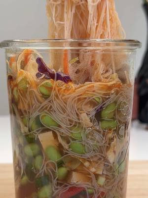Instant noodle jars >>>> These measurements are just estimates I just eyeball everything  Ingredient 2 tbsp vegetable bouillon  1 tsp chili crunch oil 1 tbsp soy sauce 1 tsp sesame oil  2 tsp minced garlic  Sliced red bell pepper Shredded cabbage mix edamame tofu (you can sub with chicken) Sliced green onions Instant vermicelli rice noodles Instructions: 1. To the bottom of the jar add vegetable bouillon, chili oil, soy sauce, sesame oil and garlic. Mix together. 2. Add red bell pepper, cabbage, edamame, green onion, tofu, noodles. Add boiling water and let noodles sit for 5 min or until cooked. #healthyrecipes #EasyRecipes #mealprep #highprotein 