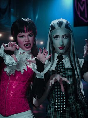 Draculaura vs Frankie Stein 🩷💚 #monsterhigh 