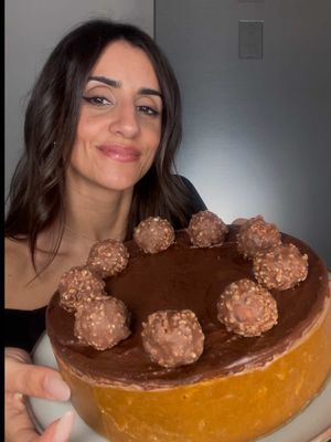 Cheesecake de cookies, chocolate y avellanas 🍪🍫🌰 Se prepara sin horno y está riquísimaaa 😍 INGREDIENTES: (molde 20cm) Base: -300g de galletas tipo Digestive  -120g de mantequilla derretida  Relleno: -500g de mascarpone -300g de queso crema -100g de crema de avellanas  -100g de azúcar o el endulzante que prefieras ajustando cantidades  -2 cucharadas de cacao puro en polvo -Galletas Chips Ahoy mojadas unos segundos en leche Cobertura: -100g de chocolate 72-85% -100g de nata liquida para montar Decoración: -Bombones Ferrero al gusto 👩🏽‍🍳 PREPARACIÓN: -Te explico el paso a paso en el vídeo 🥰 -Déjala reposar unas 3 o 4 horas en la nevera antes de decorar y servir. #tartadequeso #cheesecake #cookie #chocolate #recetasfaciles 