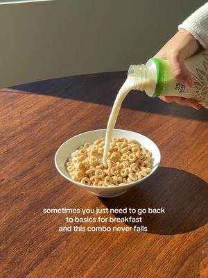 Cereal paired with Califia Unsweetened Almondmilk is always our go-to 💚😌 #cereal #califiafarms #almondmilk 