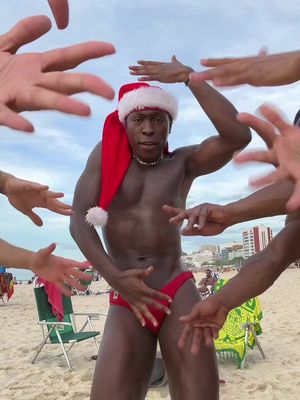 santa & his dancing divas 💅🏾🎅🏾@tiagopierotte @Dinniz @Lukas Vieira @Cherrbrown #brazil #blacksanta #christmas dc @QUINCY 🕺🏾 