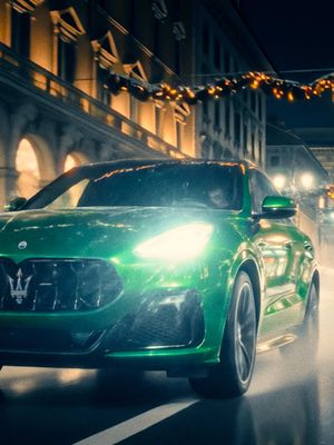 Holiday rush takes on a whole new meaning with Maserati. 🎄🔱 Wishing you empty roads and Modena-made power. ​ #Maserati #MaseratiGrecale 