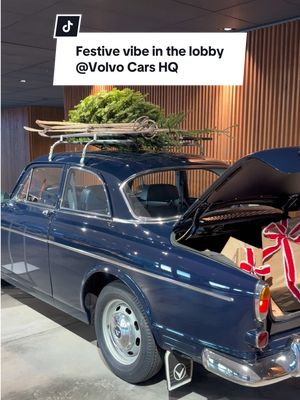Imagine being greeted by this Christmas-decorated Volvo Amazon at work. Beautiful, right? ✨ #volvo #volvocars #volvoamazon #vintagecars #volvoheritage 