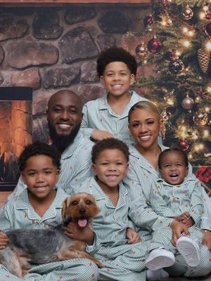 I love a good photo session . The photographer was amazing he gets a 10/10 🤍 #theosburnfamily #christmas #family #OOTD #jcpennyportraits @jcpenneyportraits 
