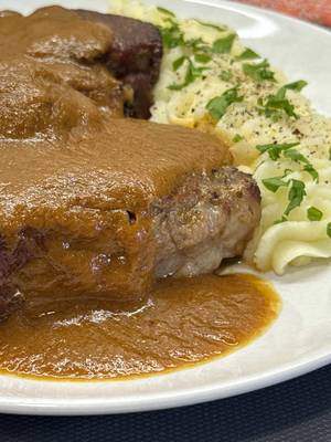 Platazo navideño, barato y de los que piden pan! Carne en salsa súper tierna hecha con un corte económico pero ultra jugoso. Guisote lento, esfuerzo cero y resultado de diez. Pan en mano… que en esta fiestas también se triunfa así. Un plato clásico que demuestra que en Navidad no gana lo caro, gana lo bien hecho! • INGREDIENTES: 2 kgs. lomo de cerdo (cabecero) 1 cebolla 1 pimiento verde 2 zanahorias 1 puerro Cabeza de ajos 250 ml. vino blanco 2 ñoras 1 cc. comino polvo 1 cs. orégano seco 1 cs. salsa Perrins 1 cs. vinagre de Módena Sal y pimienta negra 500 ml. agua • Trocea el lomo (cabecero) en filetes muy gruesos, séllalos a fuego fuerte hasta que estén doraditos y reserva. Tras retirar la carne, añade cebolla, pimiento verde, zanahoria, puerro y cabeza de ajos, póchalos en la misma cazuela para desglasar bien los jugos que se han agarrado en la base. Incorpora nuevamente la carne sellada con sus jugos, ñoras, comino en polvo, orégano, salsa Perrins, vinagre de Módena, sal, pimienta junto con el vino blanco y deja reducir el alcohol unos minutos. • Agrega entonces el agua o caldo de verduras hasta cubrir, tapa y cocina en la olla express durante 35/40 minutos hasta que la carne esté blandita y tierna. Retira la carne, bate bien el resto de ingredientes y cuélalo para obtener una salsa fina y sin grumos. Sirve la carne en el plato con un buen puré de patatas y la salsita por encima. Está para chuparse los dedos! •