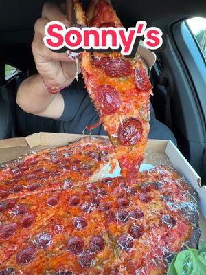 This is some of the best pizza I’ve had in LA! It comes from Sonny’s in West Hollywood #foodreview #mukbang 