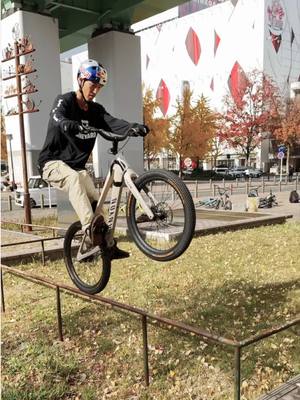 we know he’s using magic we just can’t prove it 🪄 @TOMOMI 忍者ライダー #mtb #trialbike #trial #mountainbike 