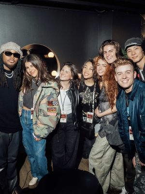 Make it shine with the new class of Hollywood Arts 🤝🏾 #victorious @daniellamonet @Ayo Solanke @Emmy Liu-Wang @Ryan Maw @🎤❤️🫶🏻 @Martin Kamm @Alyssa M:)es @Travis Lim @Nickelodeon 