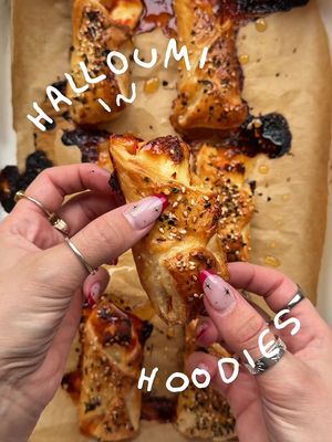 Halloumi in Hoodies !!!! 🤭✨❣️☃️🤶🏼 Potentially the best thing I’ve wrapped in pastry this year and to be fair, I’ve wrapped A LOT of things in pastry. Girlies, you have GOT to make these hehe !! Special mention to my boyfriend who came up with halloumi in hoodies - you slayed that diva 💘 👩🏼‍🍳 Ingredients - to make 8 👩🏼‍🍳  (I only had half a block of halloumi left in the fridge but if I had more, I would have squeezed a few more out of the pastry!) - 1 roll of puff pastry - Halloumi cut into sticks  - 2tbsp chilli jam - 1 egg - 1tbsp hot honey - 1tsp dried parsley, 1tsp sesame seeds, 1tsp chilli flakes To make… ✨ Preheat your oven to 180 degrees. ✨ Cut your puff pastry into 8 rectangles & spoon a little chilli jam onto each section. ✨ Place sliced halloumi diagonally onto each rectangle & wrap up the pastry from each side & then up from the bottom. ✨ Egg wash & then sprinkle over sesame seeds, dried parsley & chilli flakes. ✨ Pop into the oven for 15-20 minutes. ✨ Warm some hot honey in the microwave for 10 seconds and then drizzle over the top! ✨ Serve up warm & fresh from the oven. BANGIN xxx  #veggierecipes #quickandeasymeals #meatlessmonday 