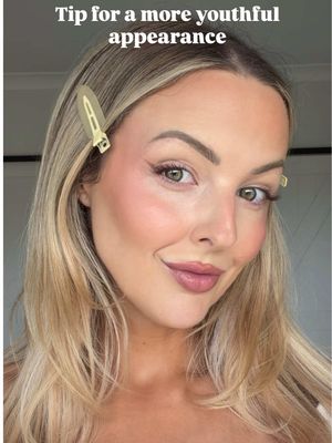 A longer Philtrum = older appearance, so by minimising the appearance of the length - so the Philtrum looks shorter, it makes you appear more youthful ☺️ Such a quick and easy makeup tip that honestly makes the biggest difference 👏🏼 What do you think my friends? Did you find this helpful? X