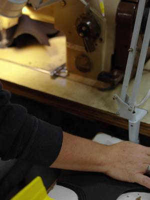 Zigzag closing quarters to dial in instep security and heel lock. Even tension, better fit, longer wear. #redwing #redwingboots #manufacturing #manufacturingprocess #bootmaking #madeintheusa