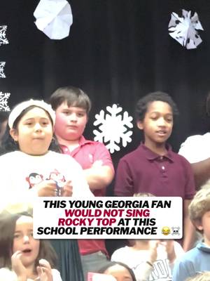 When you’re a Dawgs fan living in Chattanooga, TN 💀This is what CFB is all about  (via @Kelsey) #cfb #college #footballtiktok #georgiabulldogs 